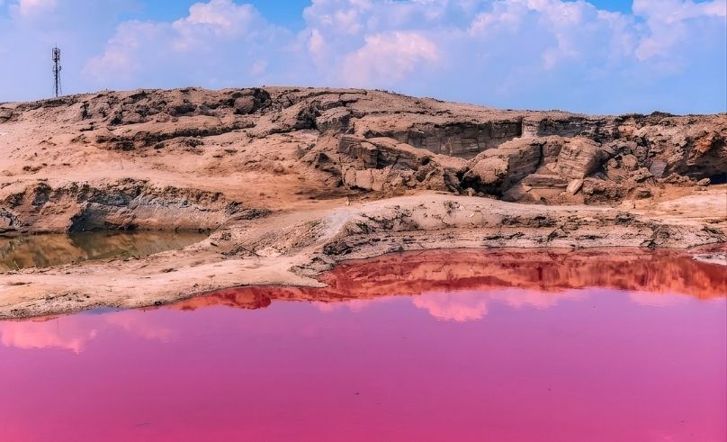 Places in the MENA Where Water Changes Colour Every Hour